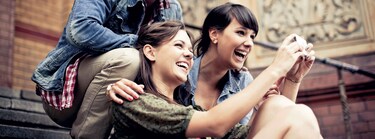 grup de prieteni fotografiandu-se